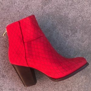❤️ HP 🎉 ❤️ You finally found a red bootie w/heel
